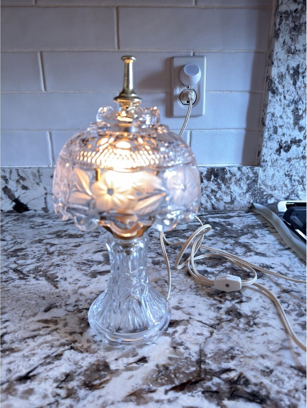 VTG Cut Crystal Glass Boudoir Table Lamp Floral Scalloped Mushroom 11”